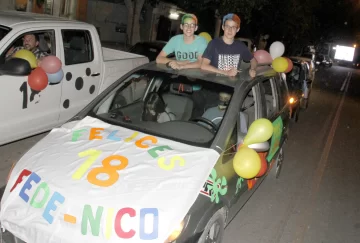 El Covid-19 hizo que unos gemelos festejen sus 18 entre autos y pantallas