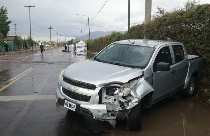 Un albañil iba al trabajo en moto, chocó de frente contra una camioneta policial y murió