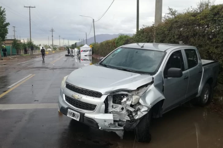 Un albañil iba al trabajo en moto, chocó de frente contra una camioneta policial y murió