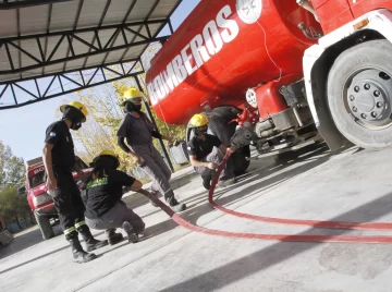 Con diferentes estrategias, los bomberos voluntarios locales le hacen frente a la crisis