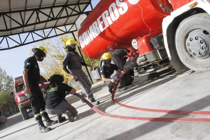 Con diferentes estrategias, los bomberos voluntarios locales le hacen frente a la crisis