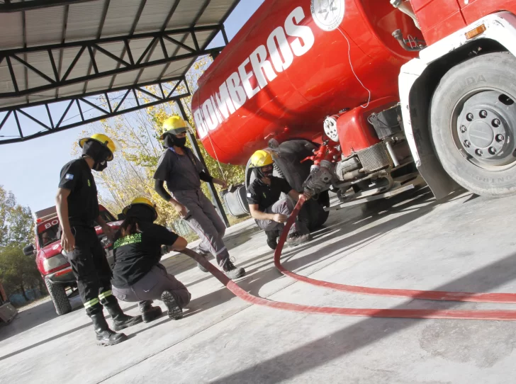 Con diferentes estrategias, los bomberos voluntarios locales le hacen frente a la crisis