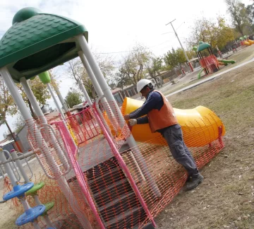 Convirtieron la plaza de un barrio en un impactante parque de juegos infantiles