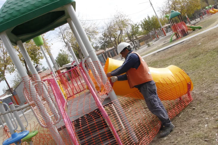 Convirtieron la plaza de un barrio en un impactante parque de juegos infantiles