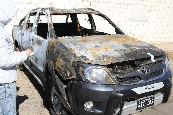 Denunció que le pegaron y le robaron una Hilux que luego quemaron, ¿fue un ajuste?