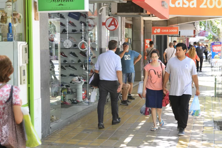 El comercio arranca un outlet todo el mes, de vestimenta y venta escolar