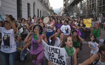 Asfixian y prenden fuego a una joven: su novio se entregó a la policía local