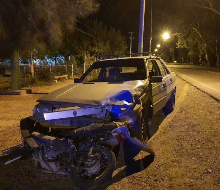 En moto y sin casco, cruzó de carril y murió al chocar de frente contra un automovilista