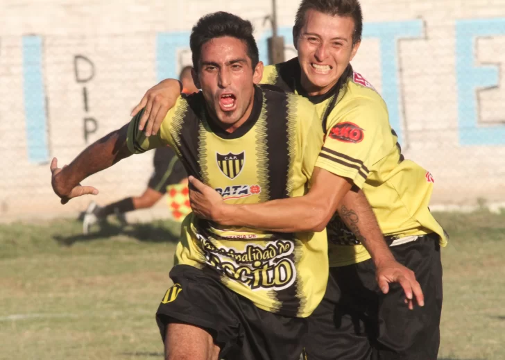 Atenas Pocito se puso a tiro con una goleada