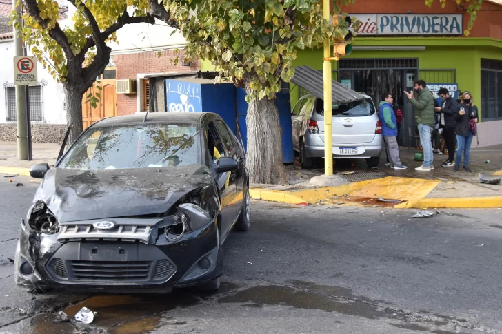 Casi lo peor por un choque en esquina con semáforos por un antecedente trágico