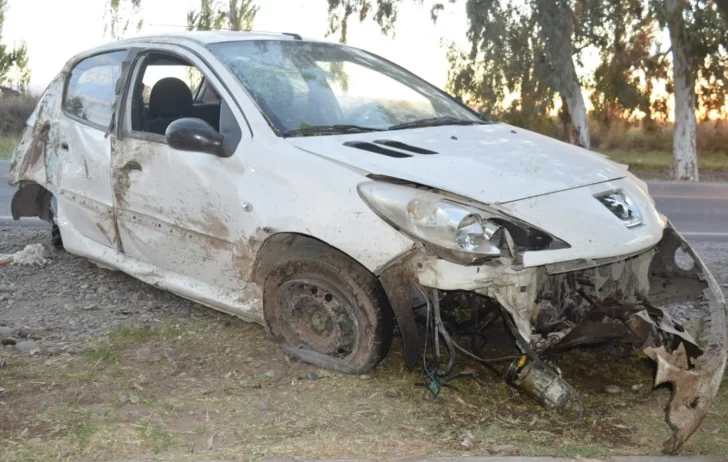 Vuelca un vehículo con dos hombres y uno queda grave