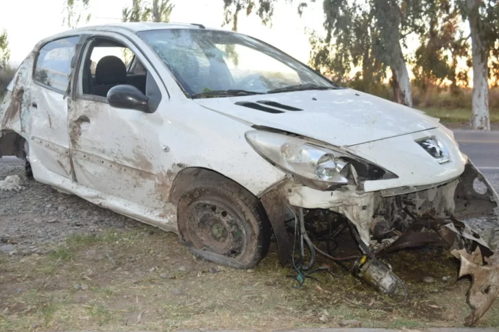 Vuelca un vehículo con dos hombres y uno queda grave