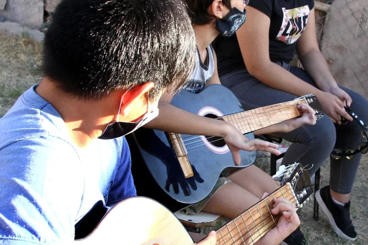 Agregan clases gratuitas de arte y deporte buscando alejar a los chicos de las drogas