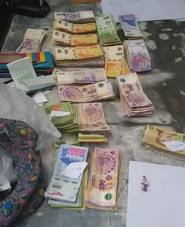 Cae una pareja con unos $160.000 y cocaína