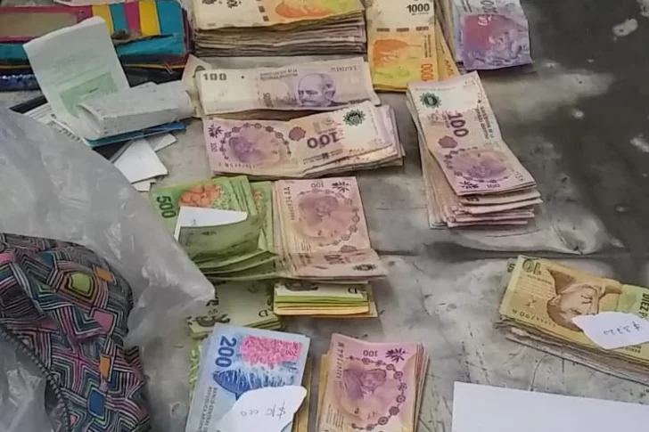 Cae una pareja con unos $160.000 y cocaína