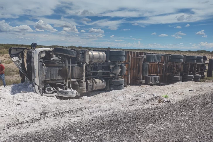 Un camionero se salvó tras volcar en El Encón