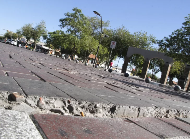 Queja por la plaza vandalizada y el mal estado de las calles en Villa Krause