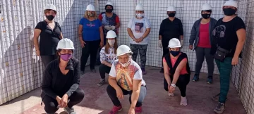 Mujeres que construyen le hacen la casa a una víctima del terremoto