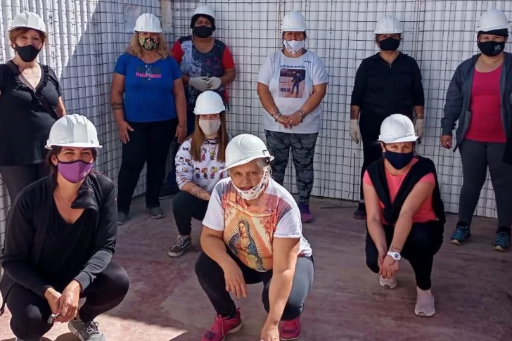 Mujeres que construyen le hacen la casa a una víctima del terremoto