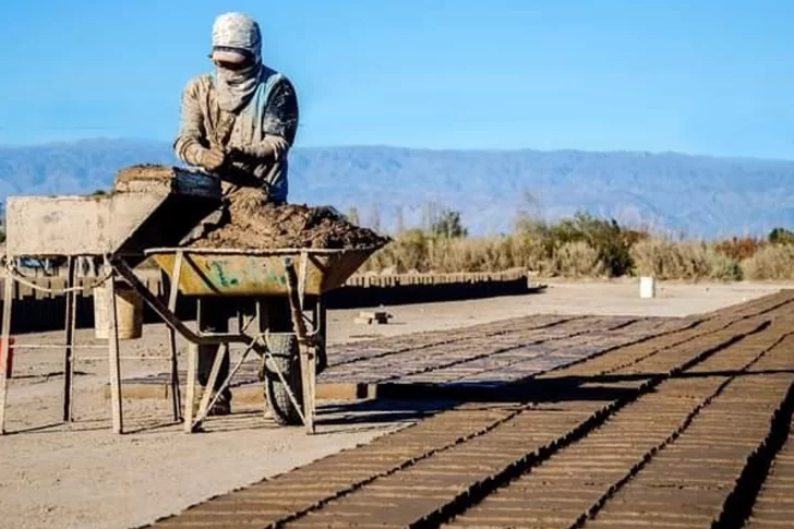 Los ladrilleros trabajan para unirse y poder vender para obras públicas