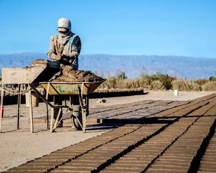 Los ladrilleros trabajan para unirse y poder vender para obras públicas