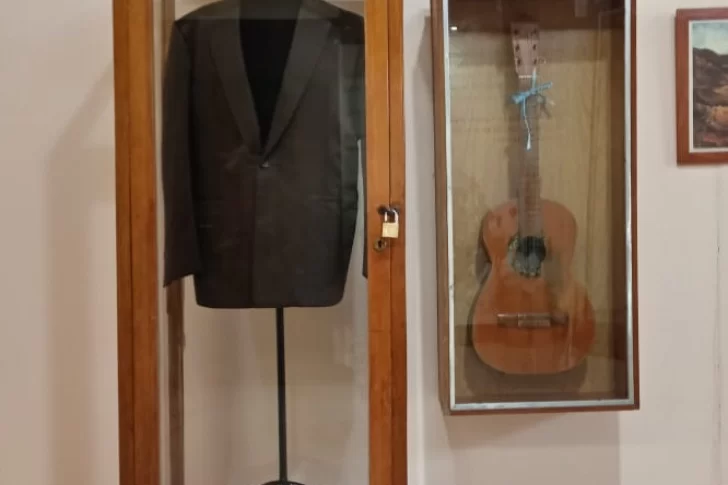 La primera guitarra de Villavicencio está en el museo de la Difunta Correa