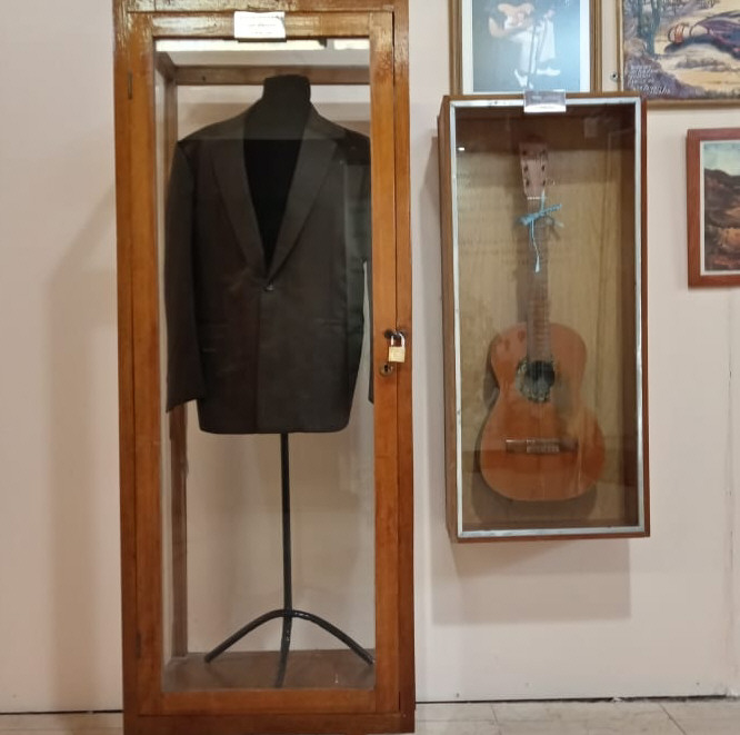 La primera guitarra de Villavicencio está en el museo de la Difunta Correa