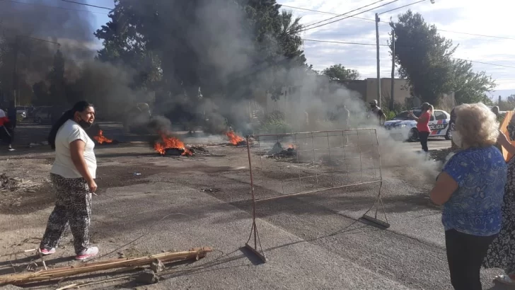 Cansados de estar sin agua, vecinos de Rawson salieron a cortar calles