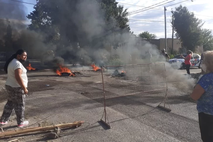 Cansados de estar sin agua, vecinos de Rawson salieron a cortar calles