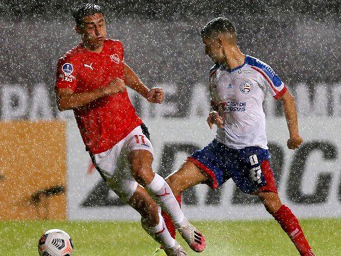 Bajo un diluvio, el Rojo salvó un punto