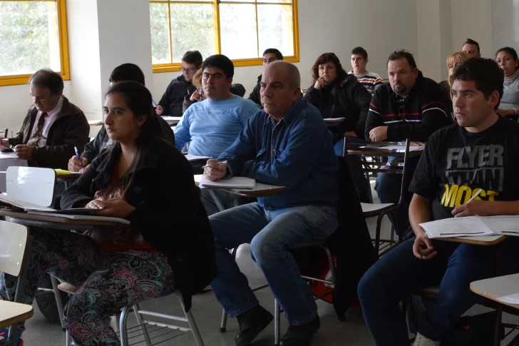 Por ley, crearán cargos para el traspaso de personal contratado a planta permanente