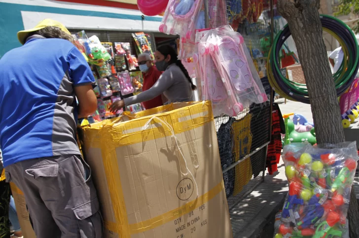 Hay una pelea entre los comerciantes de Rawson por los vendedores ambulantes