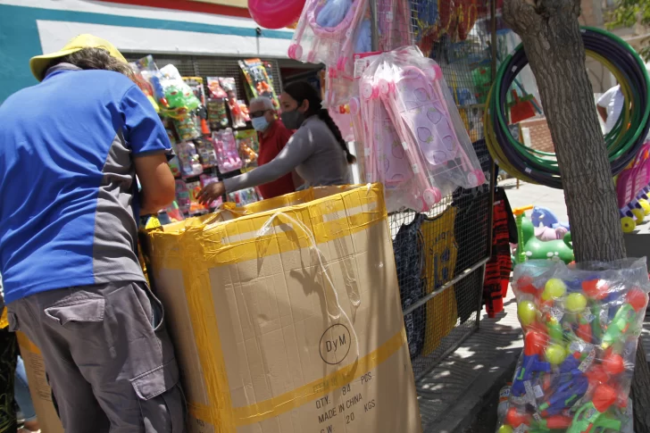 Hay una pelea entre los comerciantes de Rawson por los vendedores ambulantes