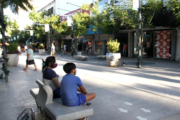 Pese al feriado hoy van a abrir varios comercios