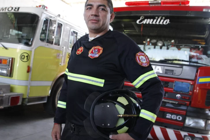 Se salvó de la muerte, es persona de riesgo y sigue trabajando de bombero voluntario