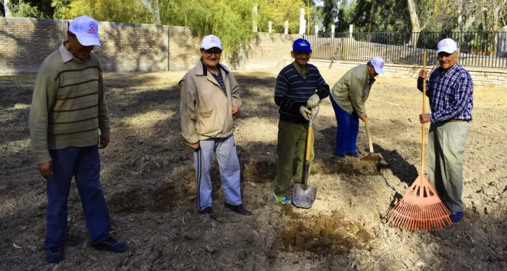 Los abuelos que se harán agricultores y que además donarán parte de su cosecha a los pobres