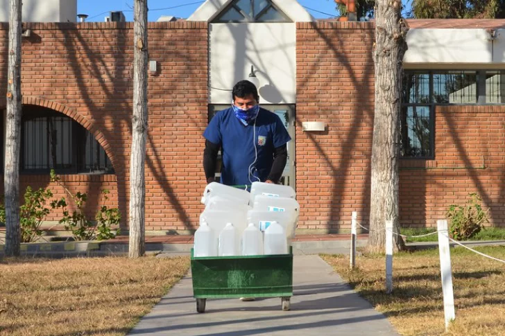 La UCCuyo donó mil litros de alcohol en gel a Salud Pública