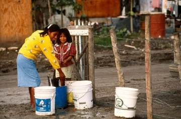 La mitad de los argentinos no tiene agua potable, cloacas ni gas en red