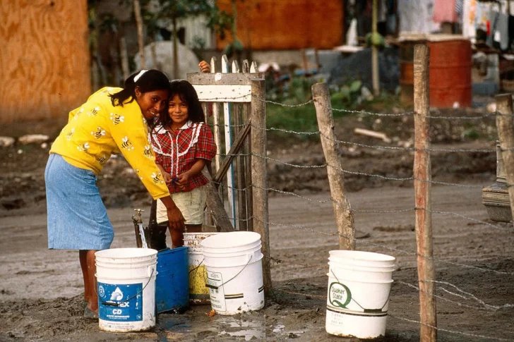 La mitad de los argentinos no tiene agua potable, cloacas ni gas en red