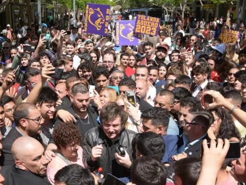 Euforia joven por la llegada del “rockstar” de la política nacional