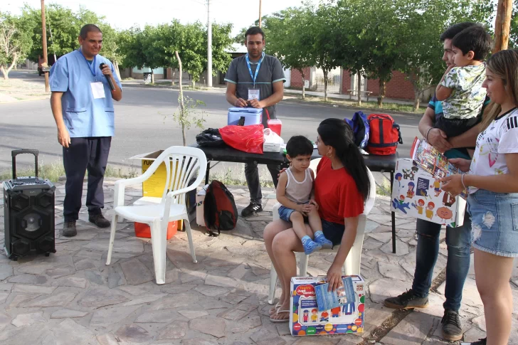 El personal sanitario que utiliza un parlante para invitar a los vecinos a que vacunen a sus hijos