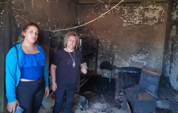 Una trabajadora, su hija y tres nietos, en ruinas al incendiarse el lugar que les prestan para vivir