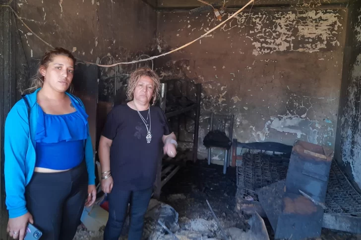 Una trabajadora, su hija y tres nietos, en ruinas al incendiarse el lugar que les prestan para vivir