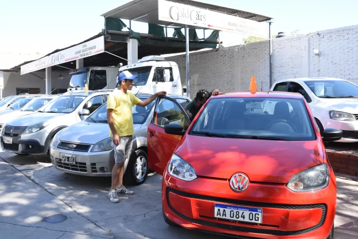 Por el faltante de 0 km hay autos usados que están más caros que la unidad nueva