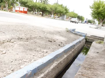 Vecinos hartos por las cunetas llenas hasta de aguas servidas