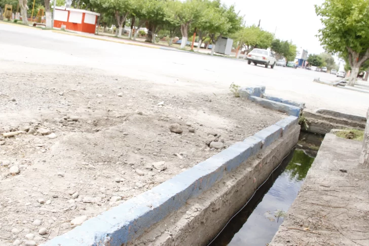 Vecinos hartos por las cunetas llenas hasta de aguas servidas