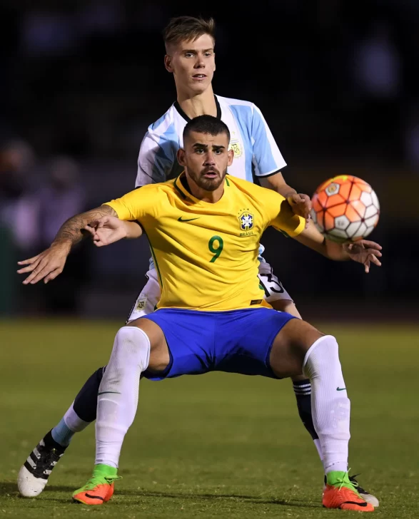 Argentina empató en el final y se aferra al milagro