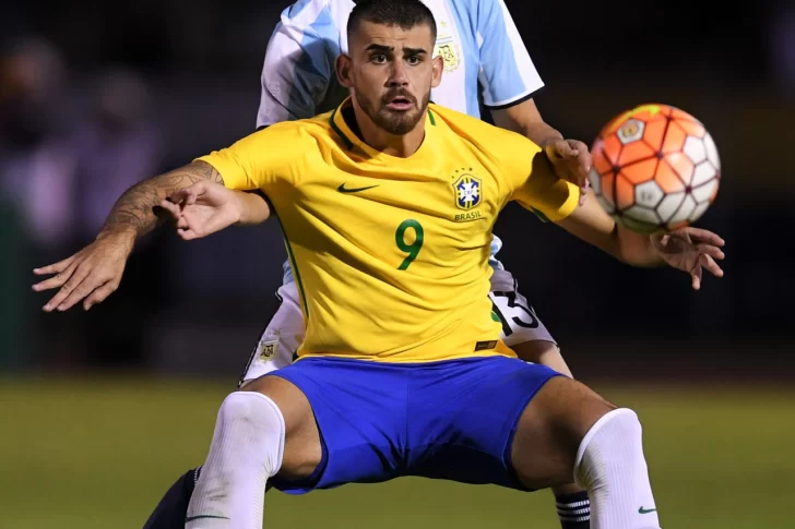 Argentina empató en el final y se aferra al milagro