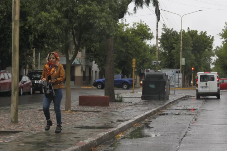 Llovió en toda la provincia y hubo que asistir a unas treinta familias afectadas