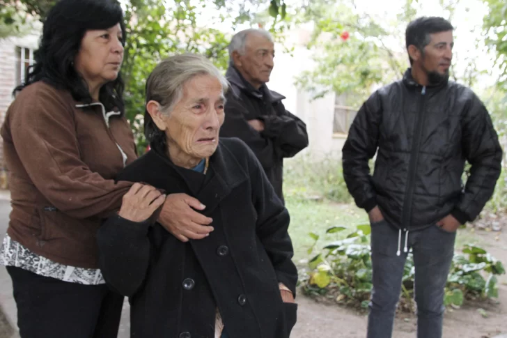 Salió a pasarla con amigos y al volver se estrelló en moto contra un árbol y murió